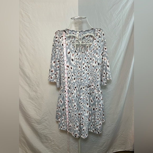 Women’s Floral Top - Medium - Flowy V-Neck Short Sleeves - EUC - Picture 3 of 8